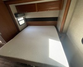Used camper 2017 WINNEBAGO SUNSTAR 32 YE interior